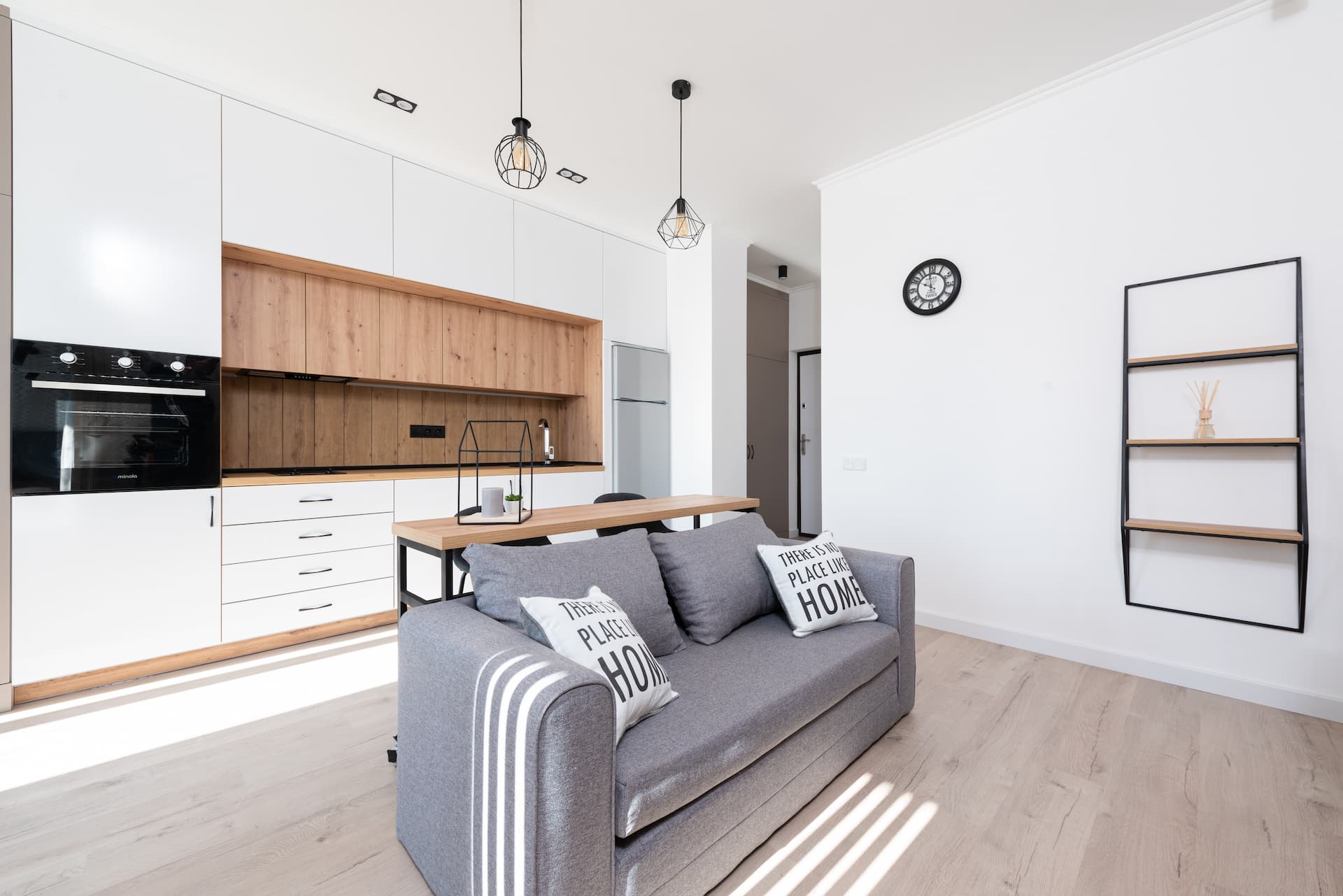 Cocina nórdica con mobiliario blanco y madera